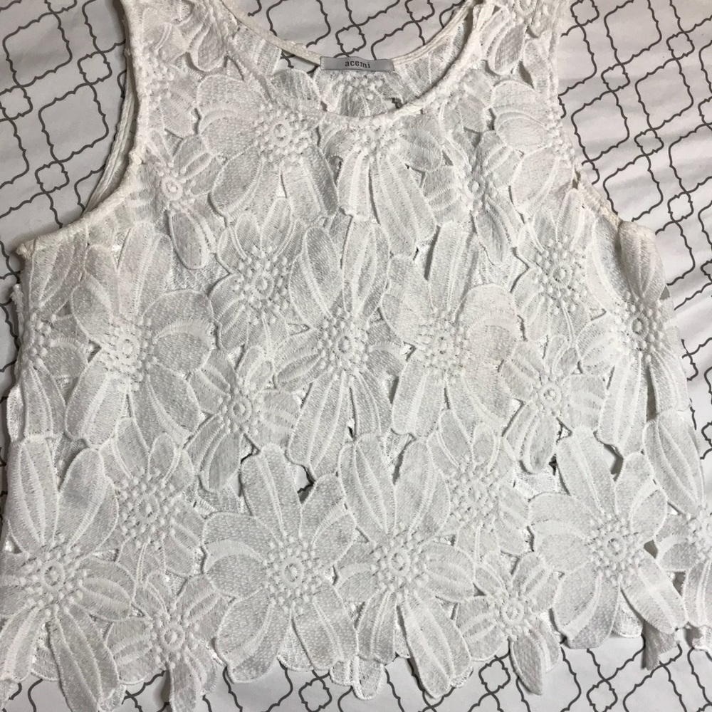 WHITE SLEEVELESS FLOWER TOP
